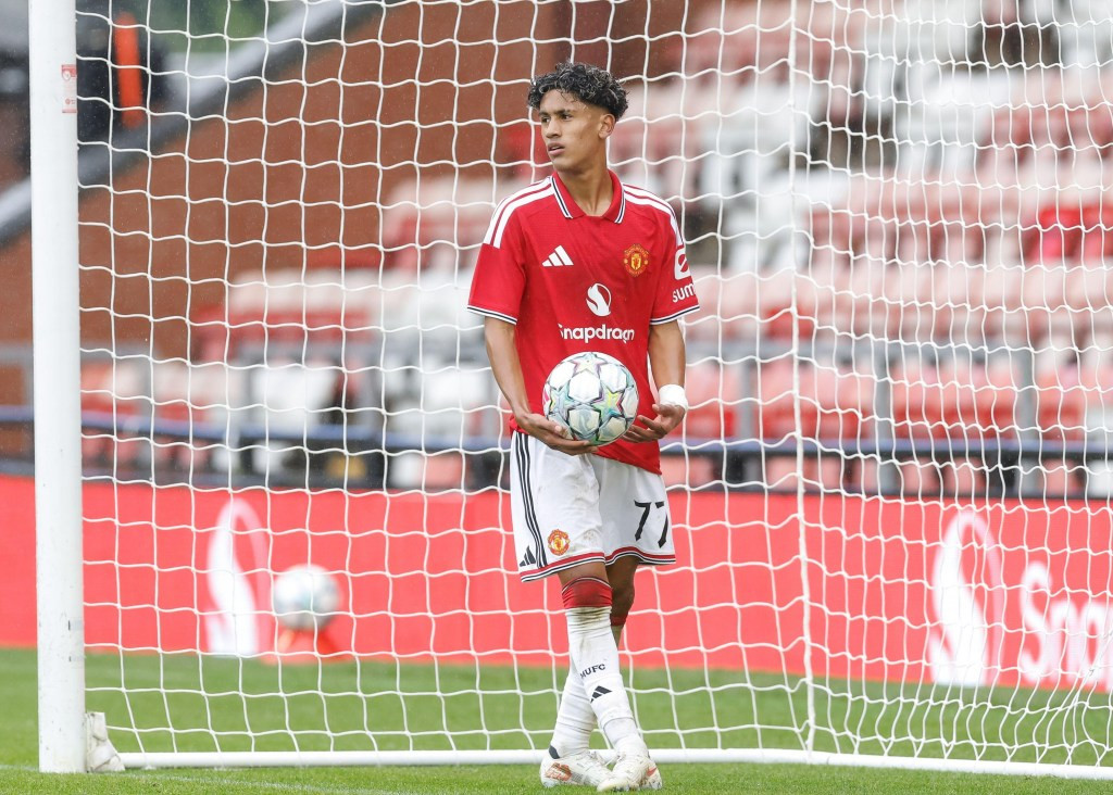 www_thesun_co_uk manchester united collects match ball 1107456897 (2).jpg