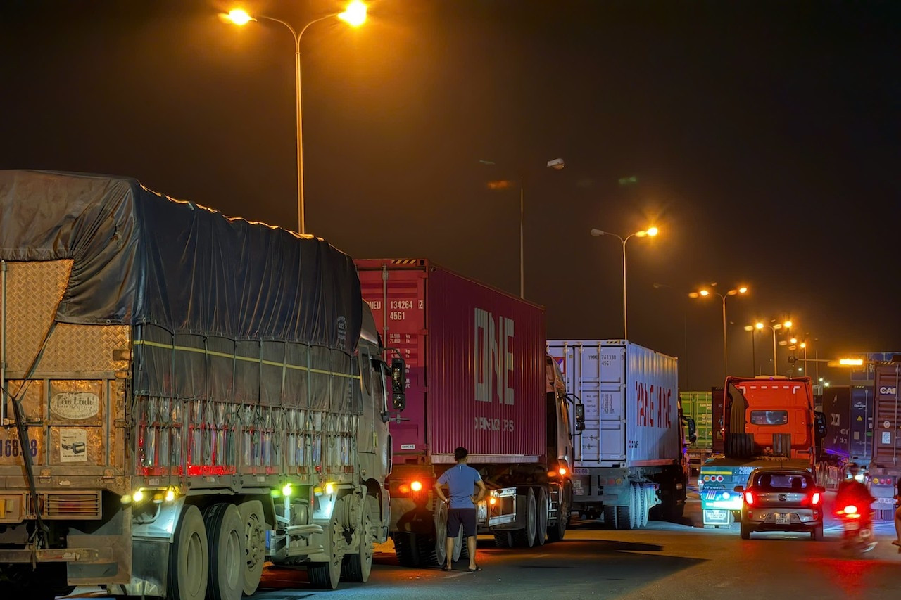 Xe chở trụ bê tông lật ngang cầu Phú Lương, quốc lộ 5 tê liệt