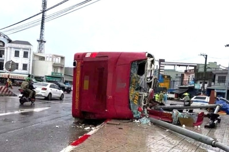 Xe khách tông liên hoàn rồi lật nghiêng, 2 người tử vong