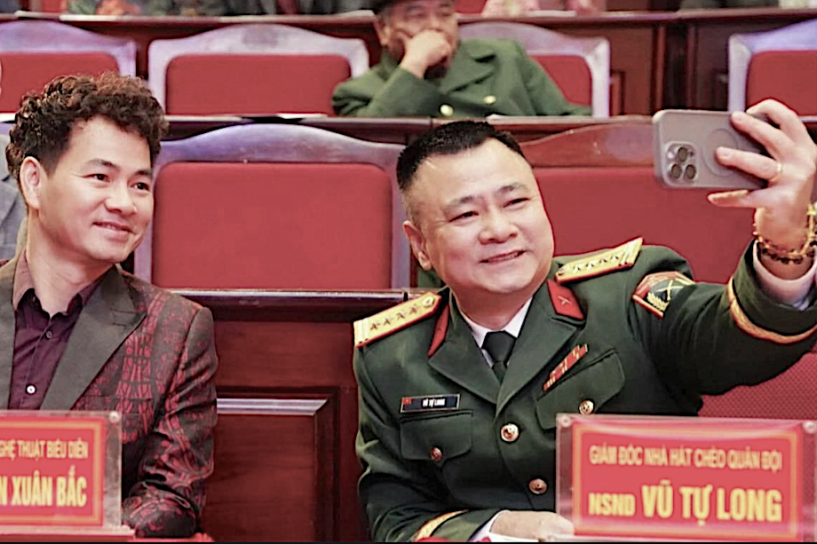3 cặp nghệ sĩ Việt tri kỷ hiếm có khó tìm: Người là Đại tá, người làm Cục trưởng