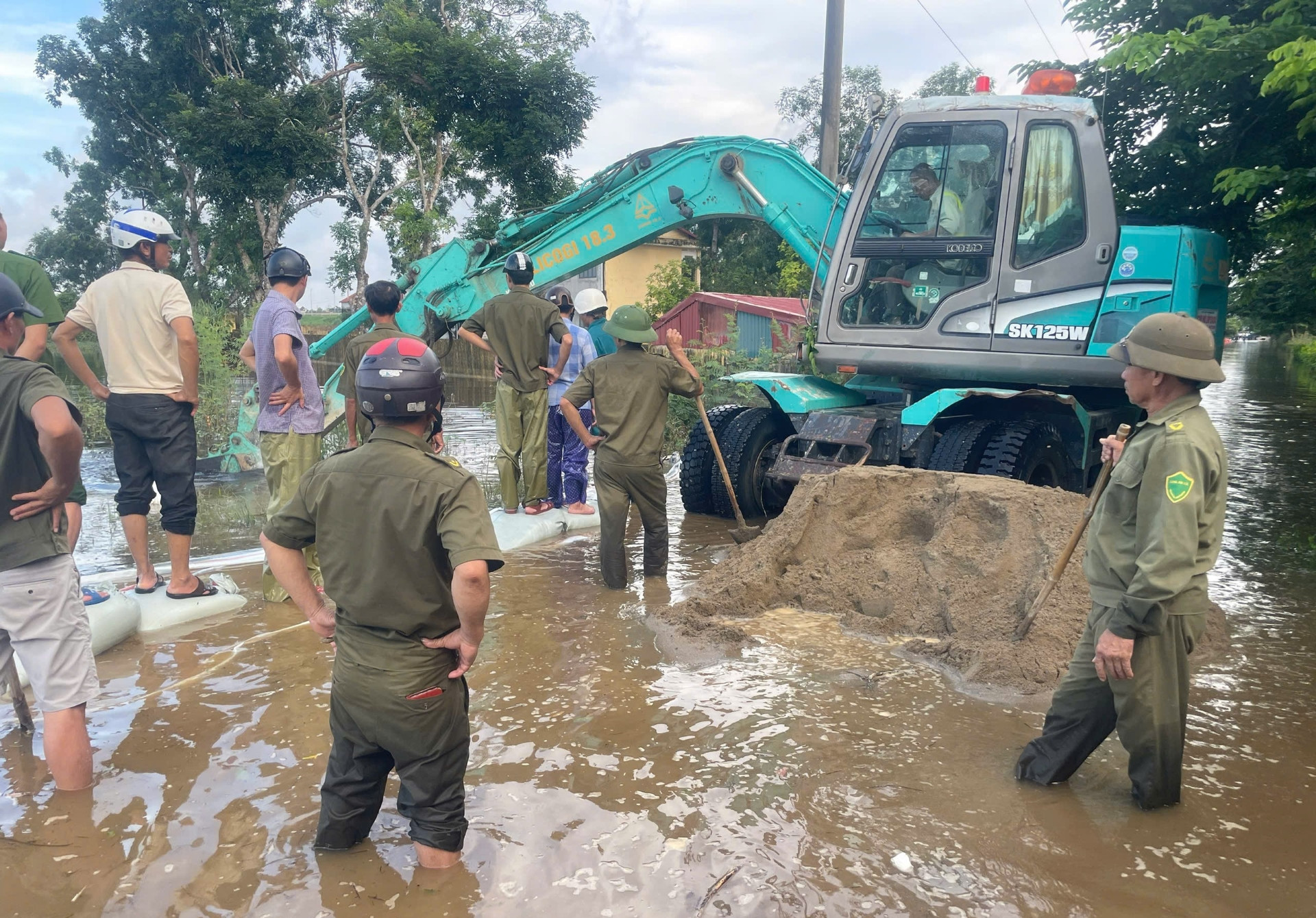 a1Huy động hơn 200 người đắp bờ bao quanh trường.jpg
