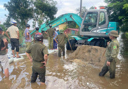 a1Huy động hơn 200 người đắp bờ bao quanh trường.jpg