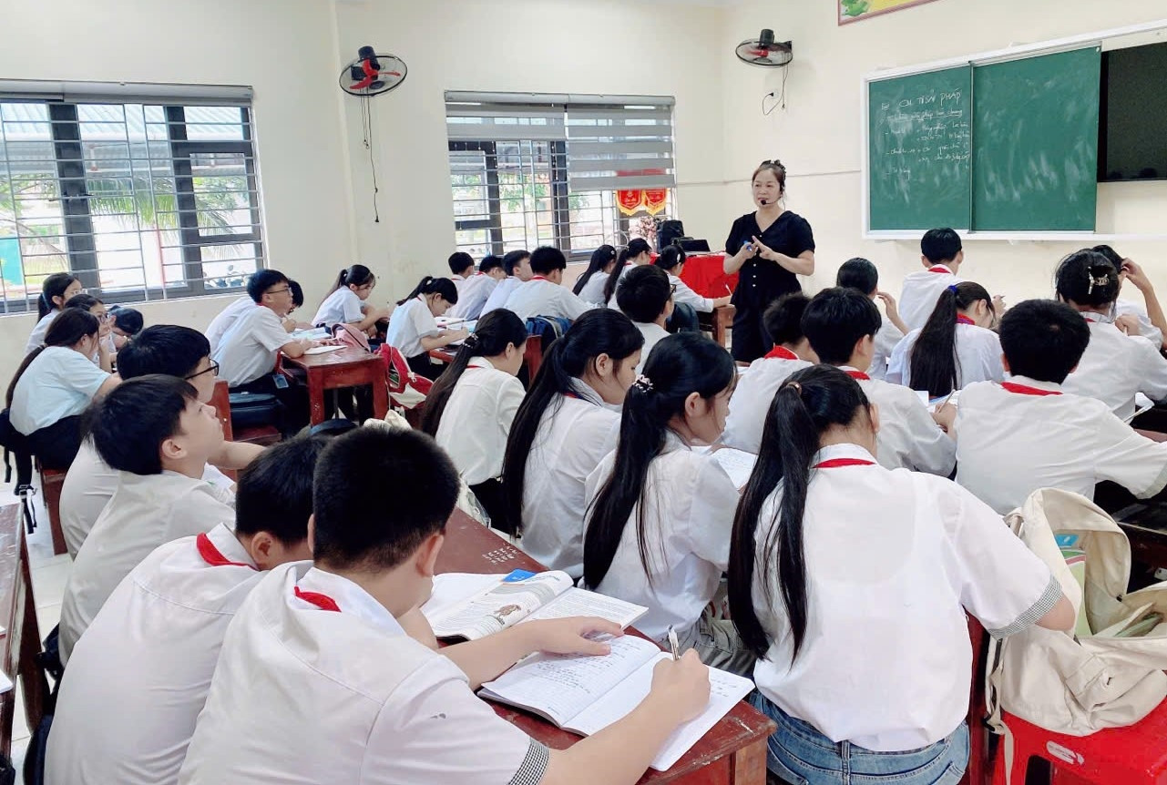 a2Huy động hơn 200 người đắp bờ bao quanh trường.jpg