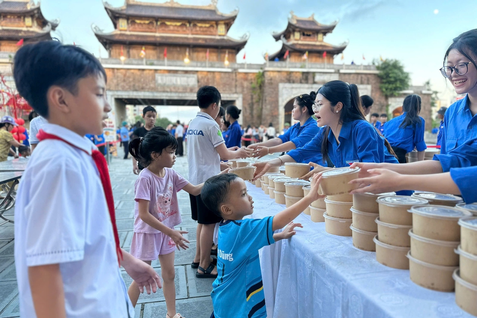 Buổi chiều khác lạ với thiếu nhi trước cổng tam quan ở Ninh Bình