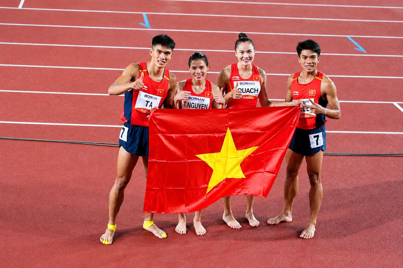 chay 4x400m hon hop nam nu.jpg