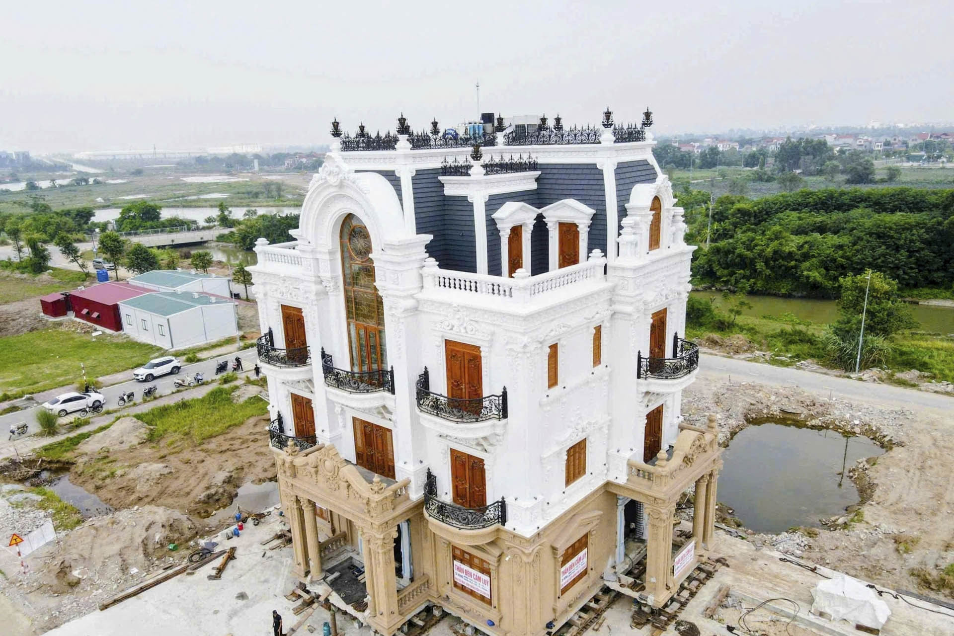 Chủ nhà nói lý do nhờ ‘thần đèn’ dời căn biệt thự nặng hàng trăm tấn ở Bắc Ninh