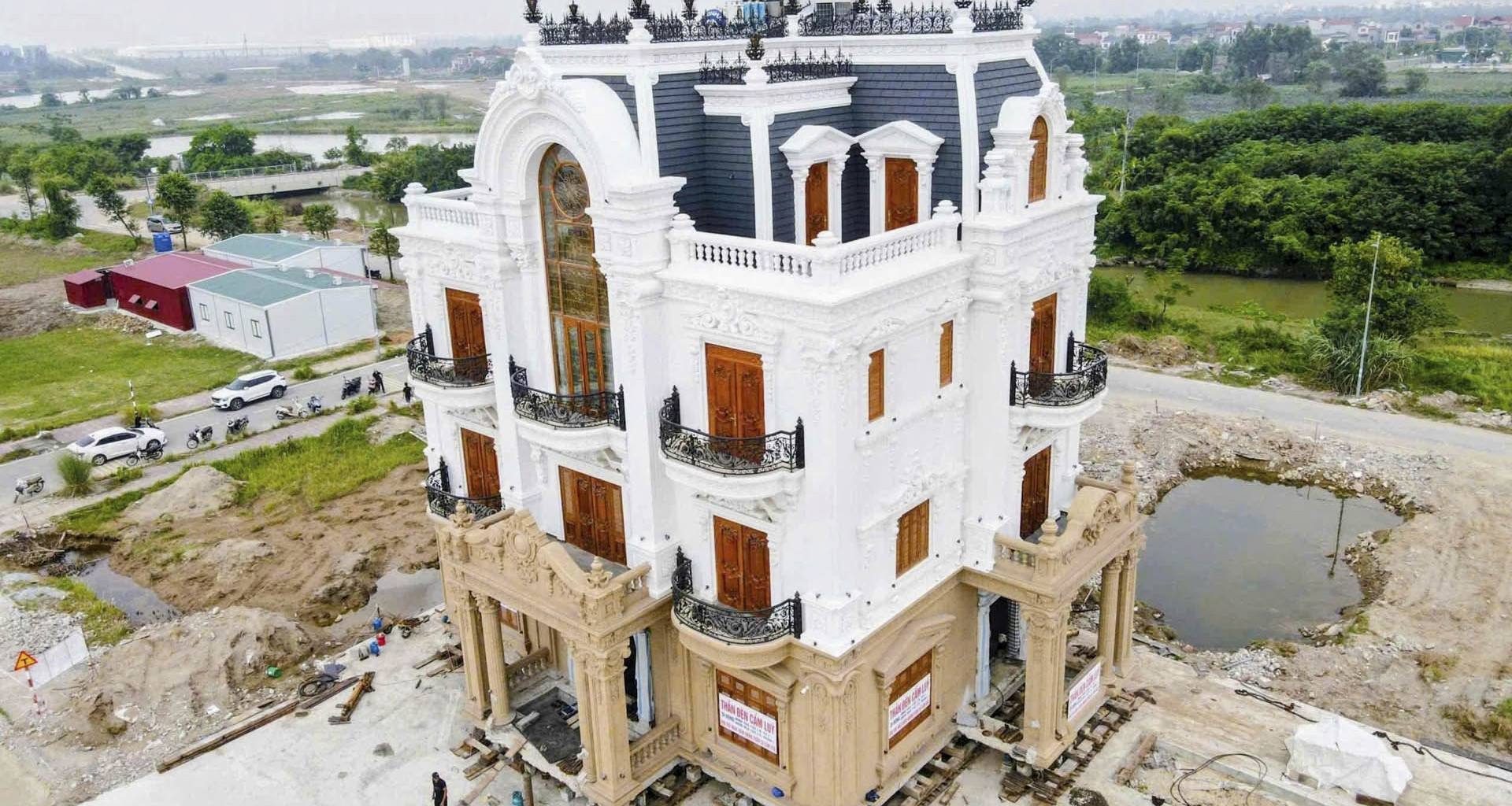 Biệt thự kiên cố tại Bắc Ninh được di dời nguyên khối qua nhiều chặng