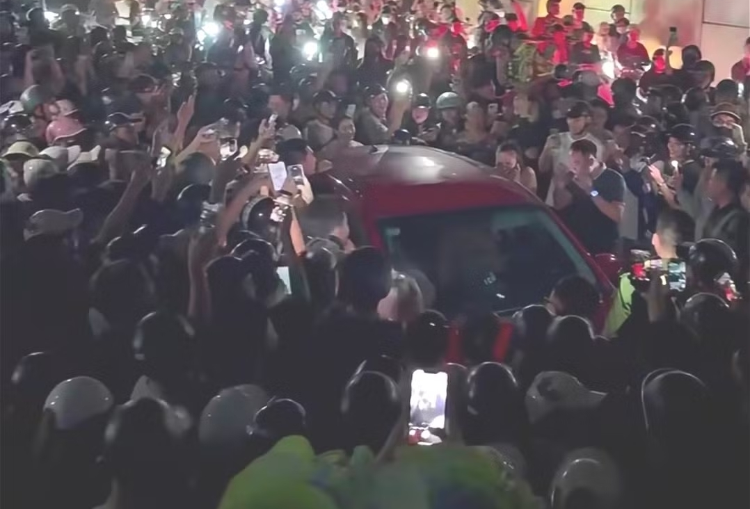 Danh tính 2 người bị công an mời làm việc liên quan vụ người phụ nữ chặn ô tô nghi do ghen tuông