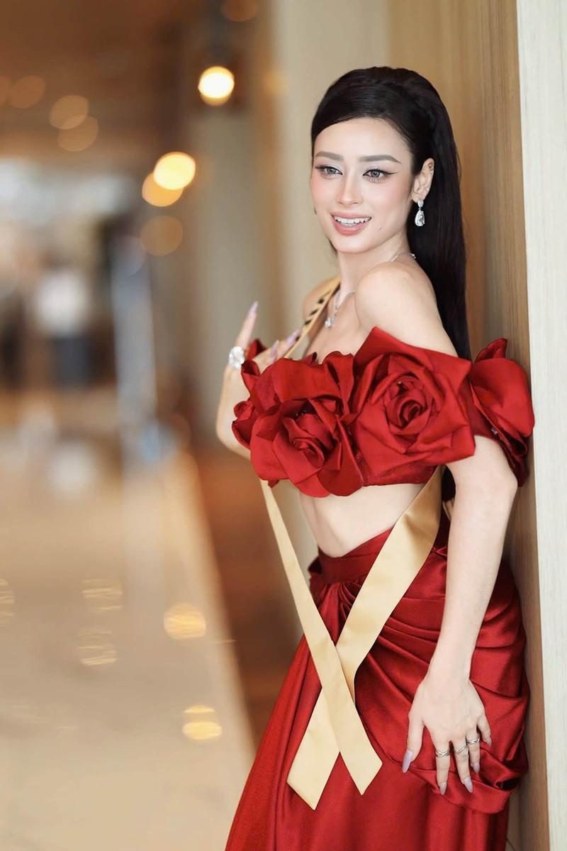 https://static-images.vnncdn.net/vps_images_publish/000001/000003/2026/9/24/emoura-pham-04-2568.jpg