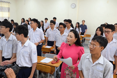 Học sinh hào hứng học Đờn ca tài tử cùng nghệ sĩ, nghệ nhân ngay tại trường