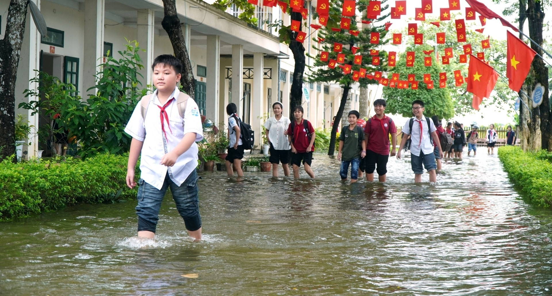 Hơn 1.000 học sinh Thanh Hóa lội nước bì bõm tới trường giữa mùa lũ