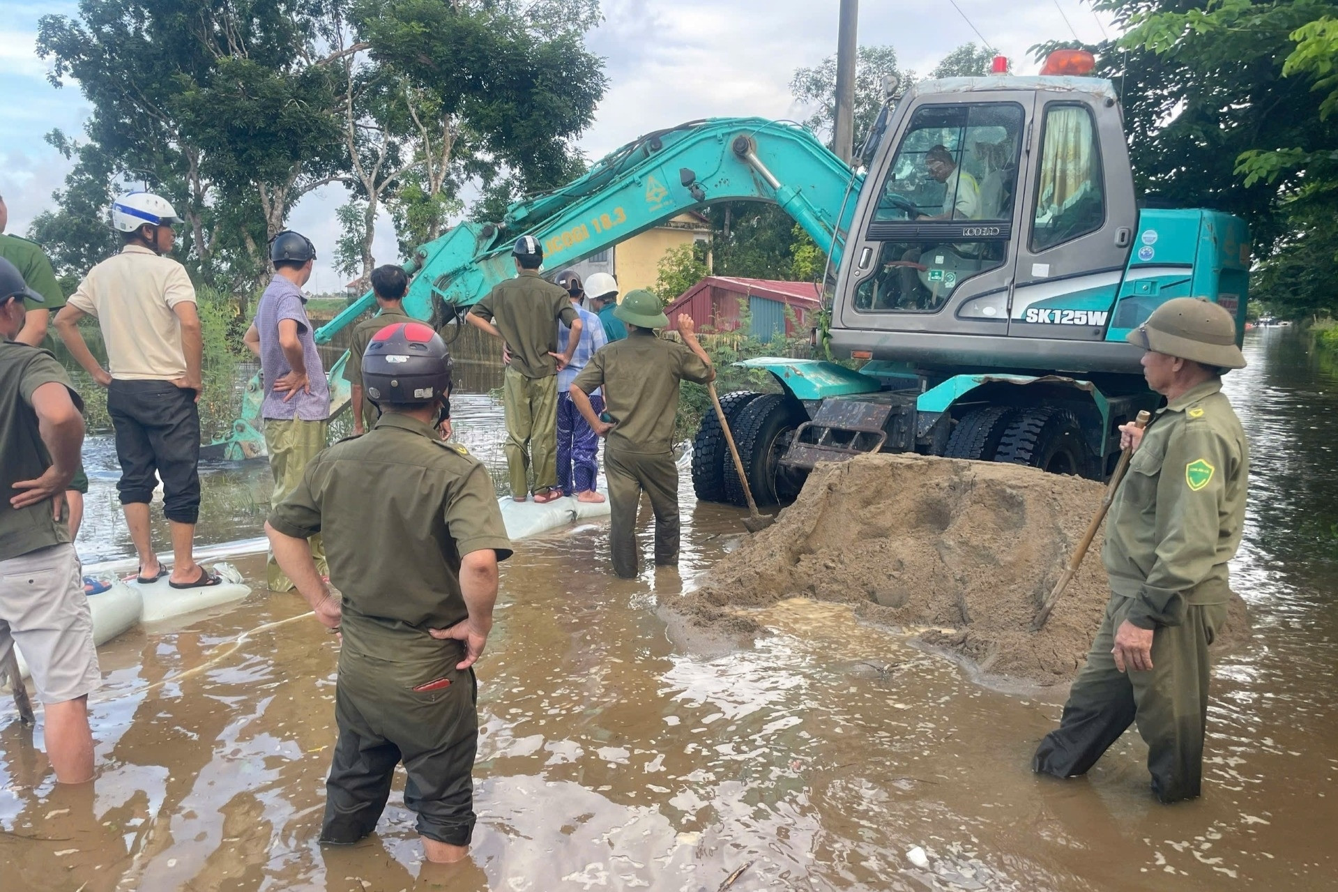 Huy động hàng trăm người đắp bờ bao, bơm hút nước lũ để học sinh trở lại trường