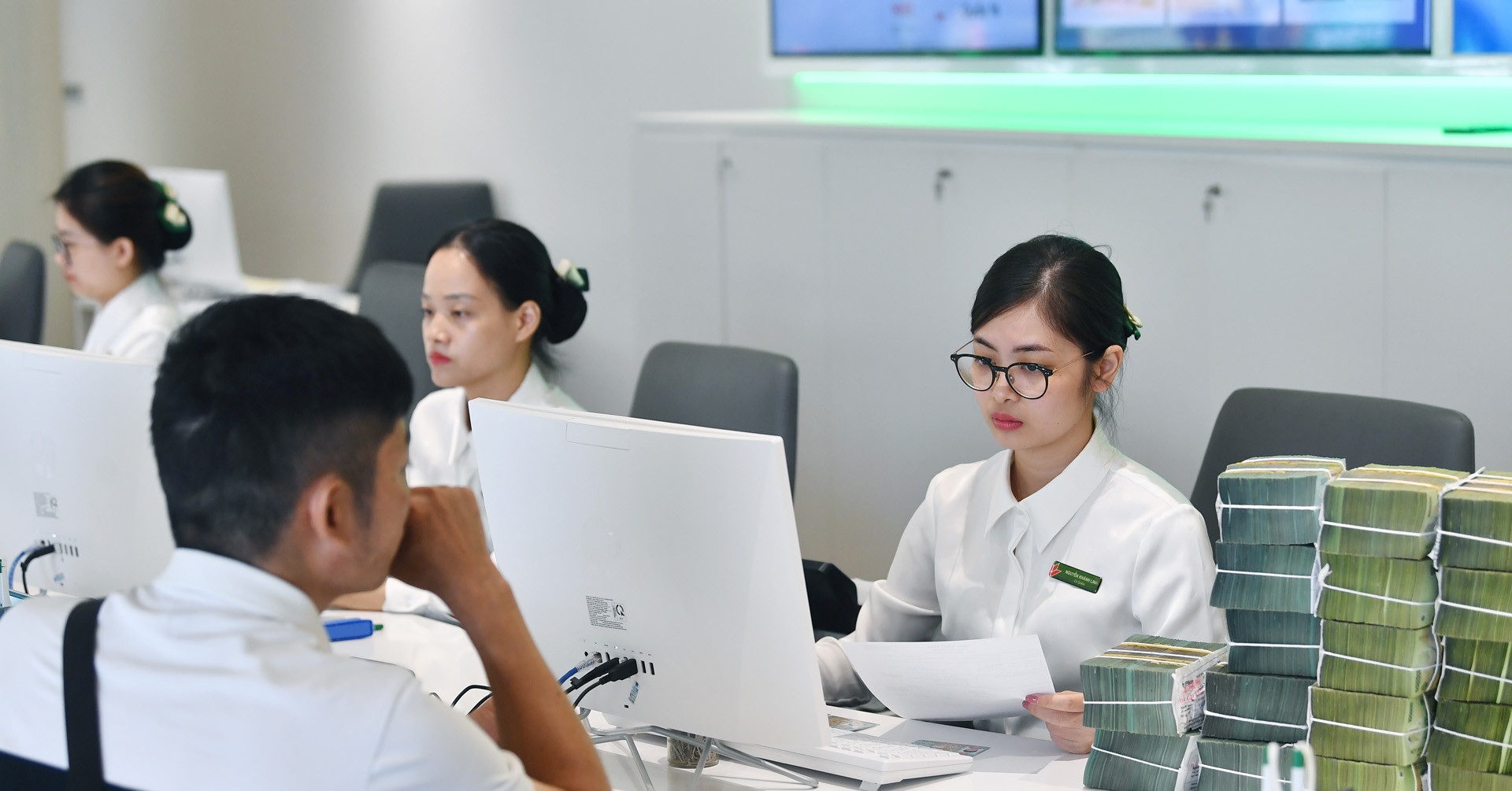 Khách hàng lớn, cổ đông, HĐQT, Ban giám đốc ngân hàng vào diện giám sát rửa tiền