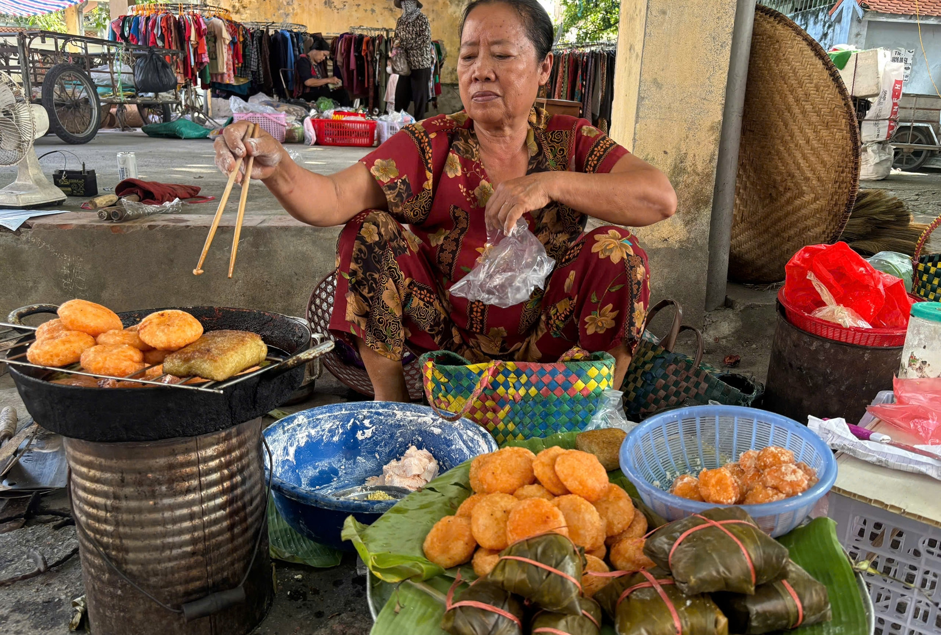 Khu chợ lâu đời ở Hưng Yên bán đủ món ngon rẻ, 8 chiếc bánh chỉ 10.000 đồng