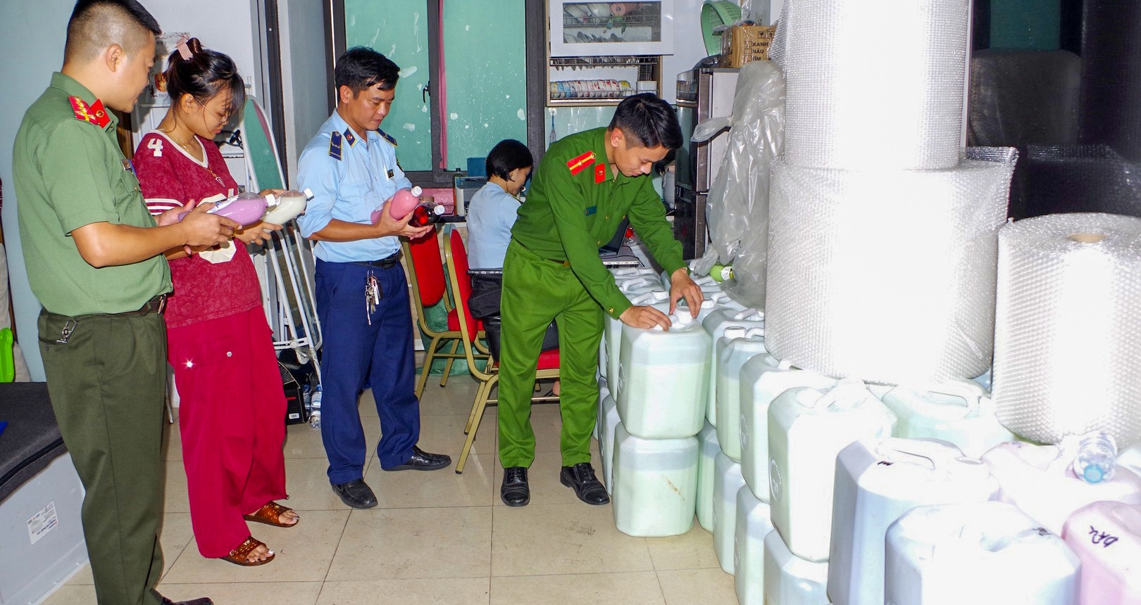 Kiểm tra kho rượu &amp;apos;đặc sản&amp;apos; ở Ninh Bình, thu giữ gần 1.800 lít