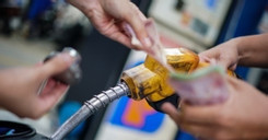 Giá xăng tăng mạnh tới gần 1.500 đồng/lít
