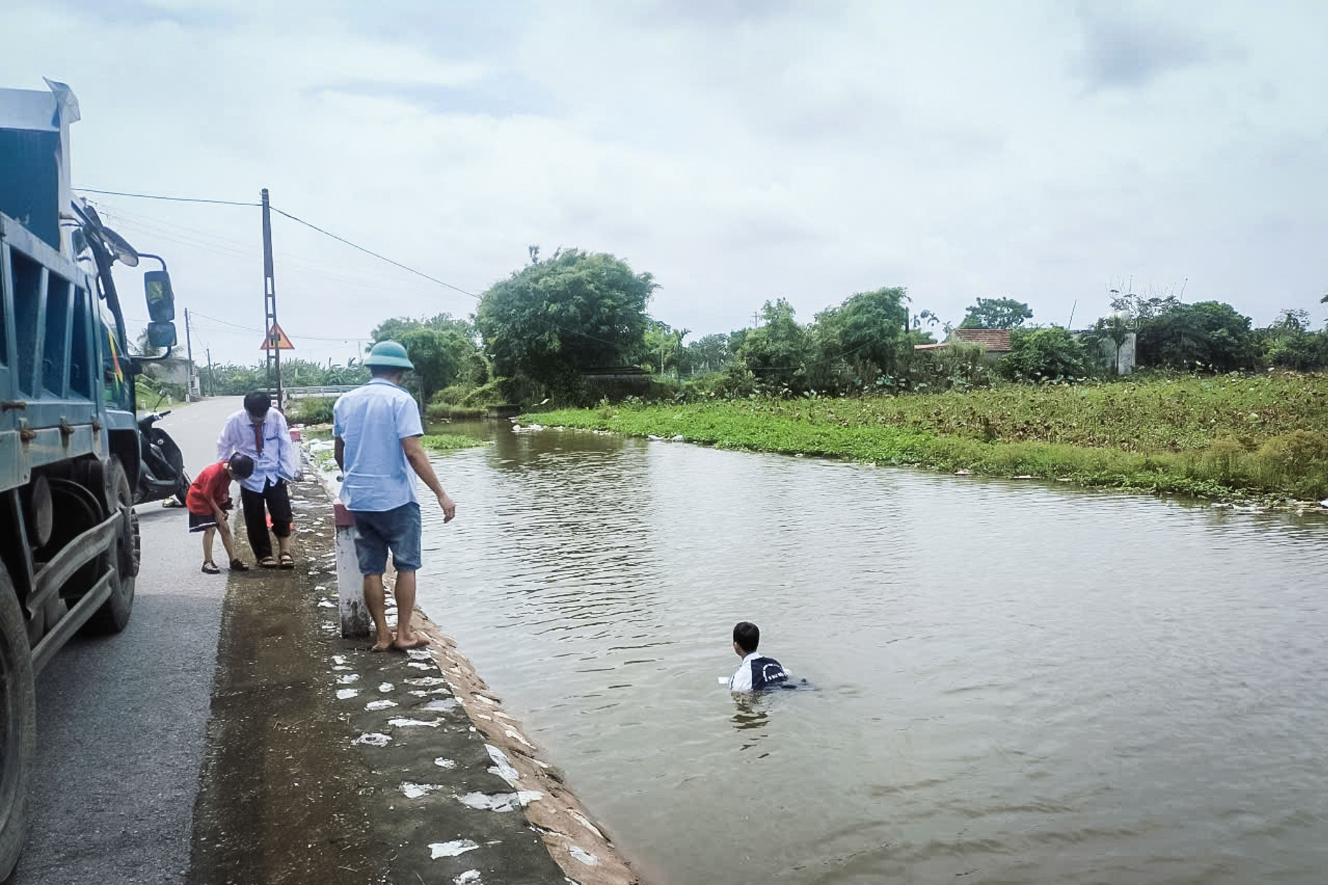 Nam sinh Ninh Bình cứu 2 em nhỏ chới với dưới sông: 'Em không biết bơi'