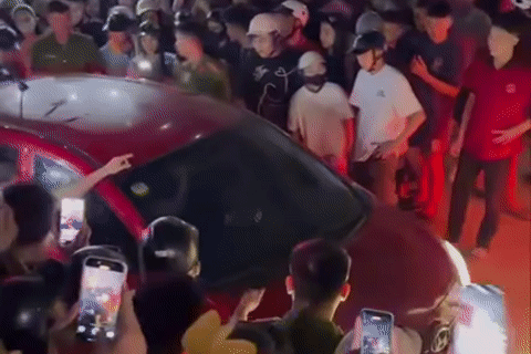 Người phụ nữ chặn ô tô nghi do ghen tuông, đám đông quây kín livestream