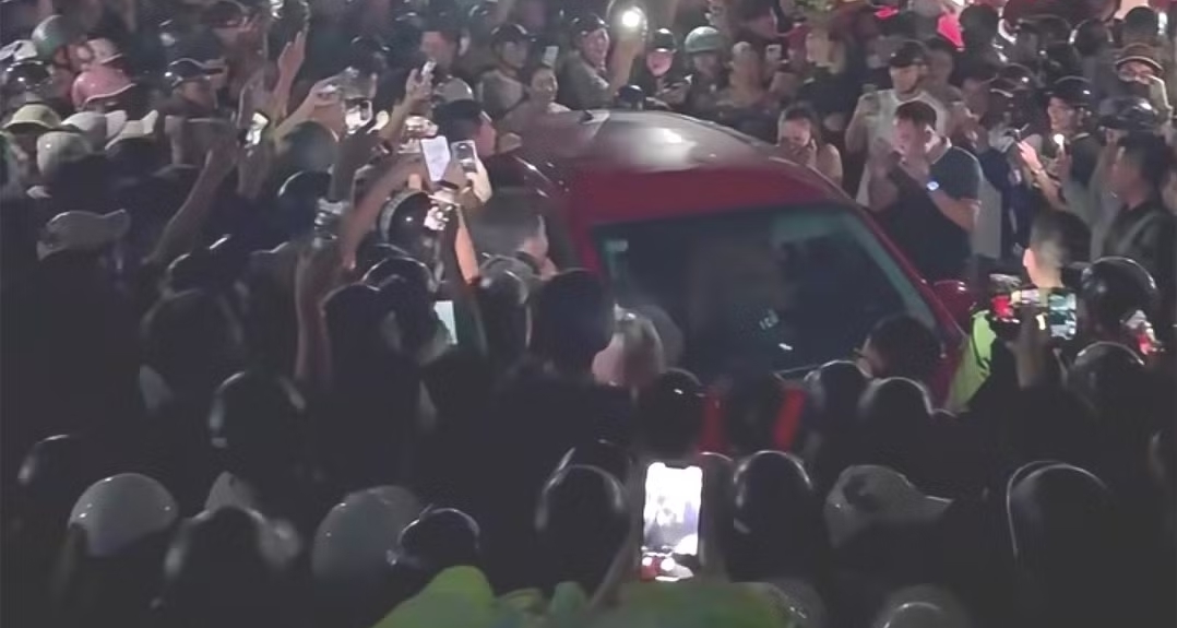 Người phụ nữ chặn ô tô nghi do ghen tuông, đám đông quây kín livestream