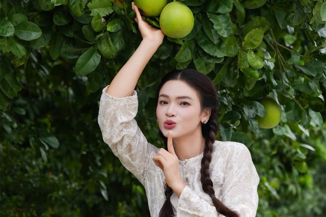 NSND Phạm Phương Thảo làm duyên trong vườn bưởi, Sơn Tuyền U70 chăm chạy bộ