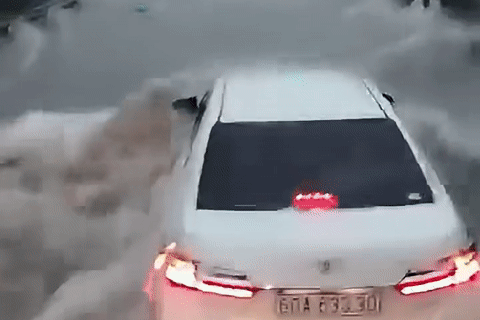 Ô tô con 'rẽ sóng' giữa dòng nước chảy xiết: Chuyên gia chỉ ra điểm chí mạng