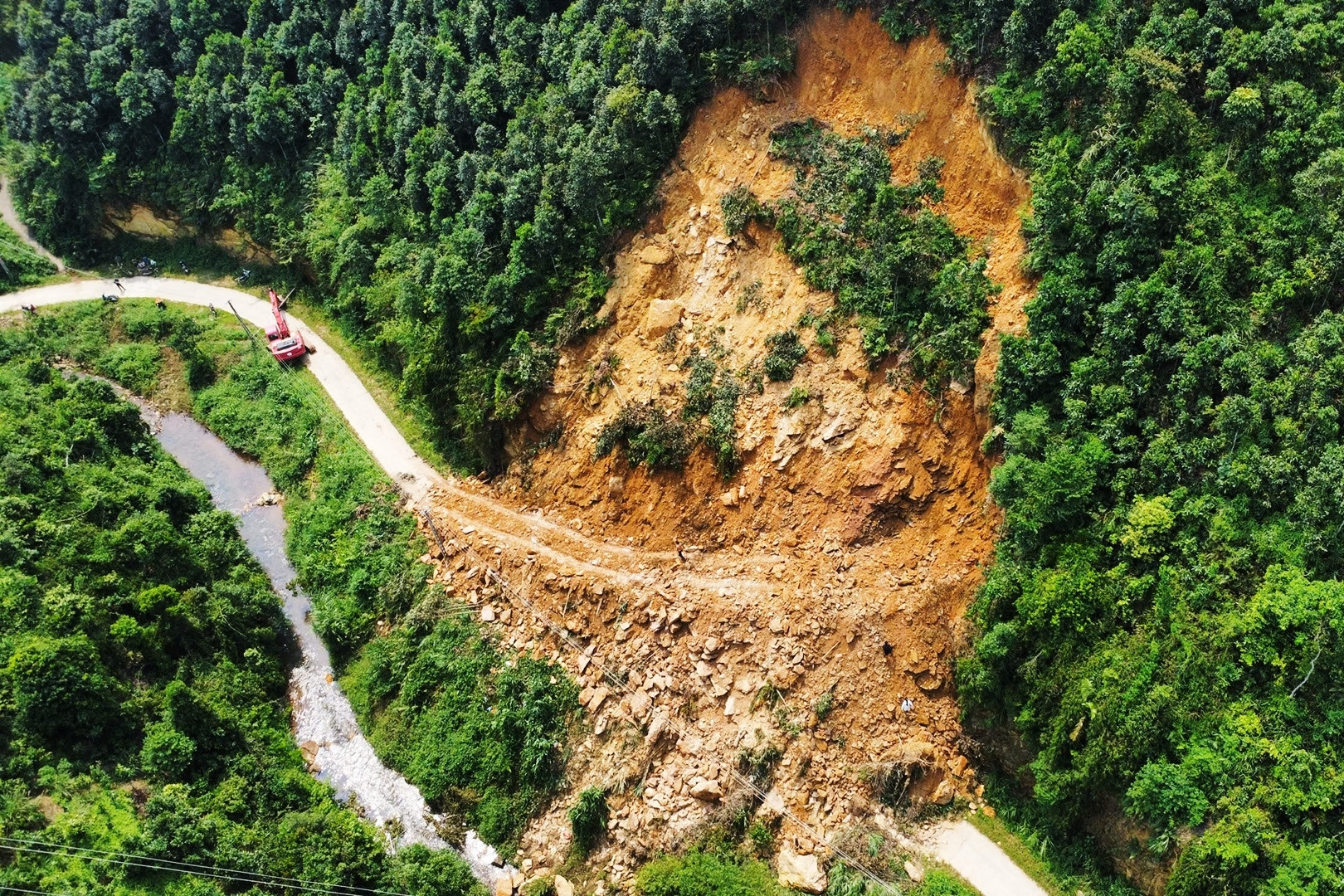 6.000m³ đất đá sạt xuống lấp kín đường, cô lập xóm hơn 100 người