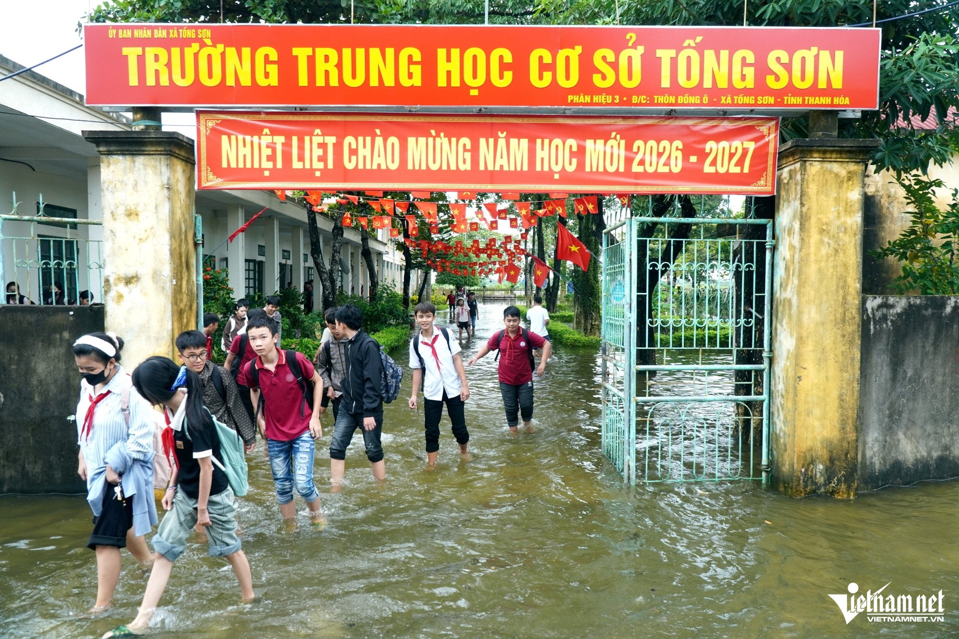 W-b1lội nước tới trường giữa mùa lũ.JPG.jpg