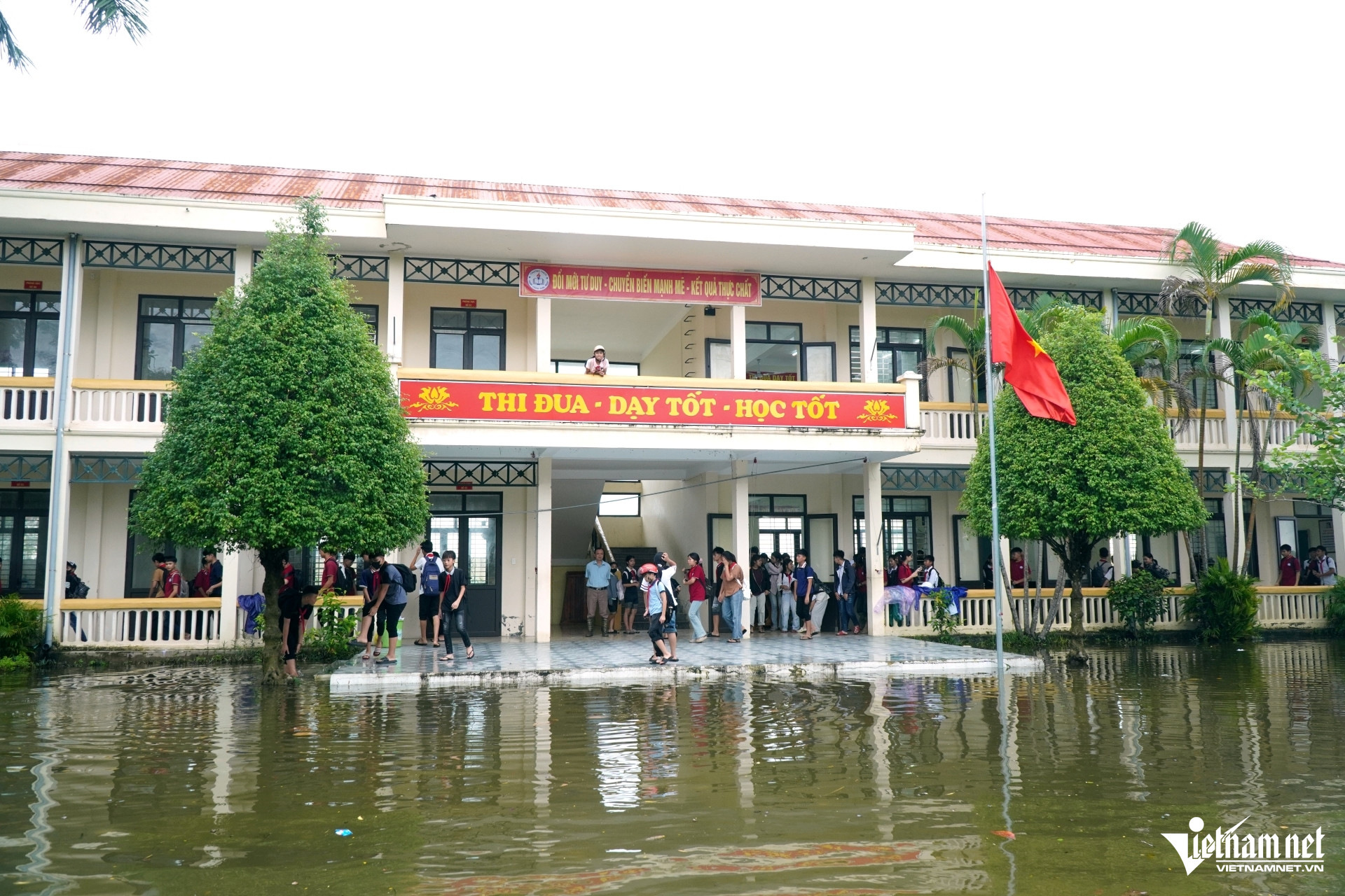 W-b2lội nước tới trường giữa mùa lũ.JPG.jpg