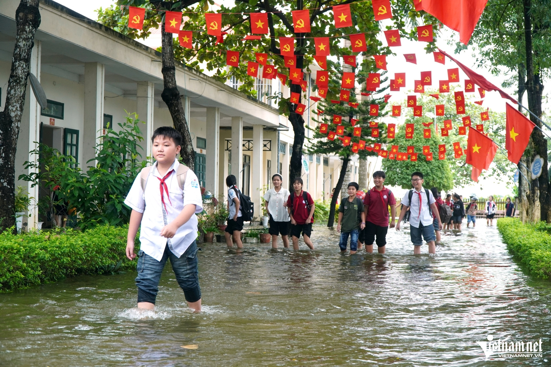 W-b3lội nước tới trường giữa mùa lũ.JPG.jpg