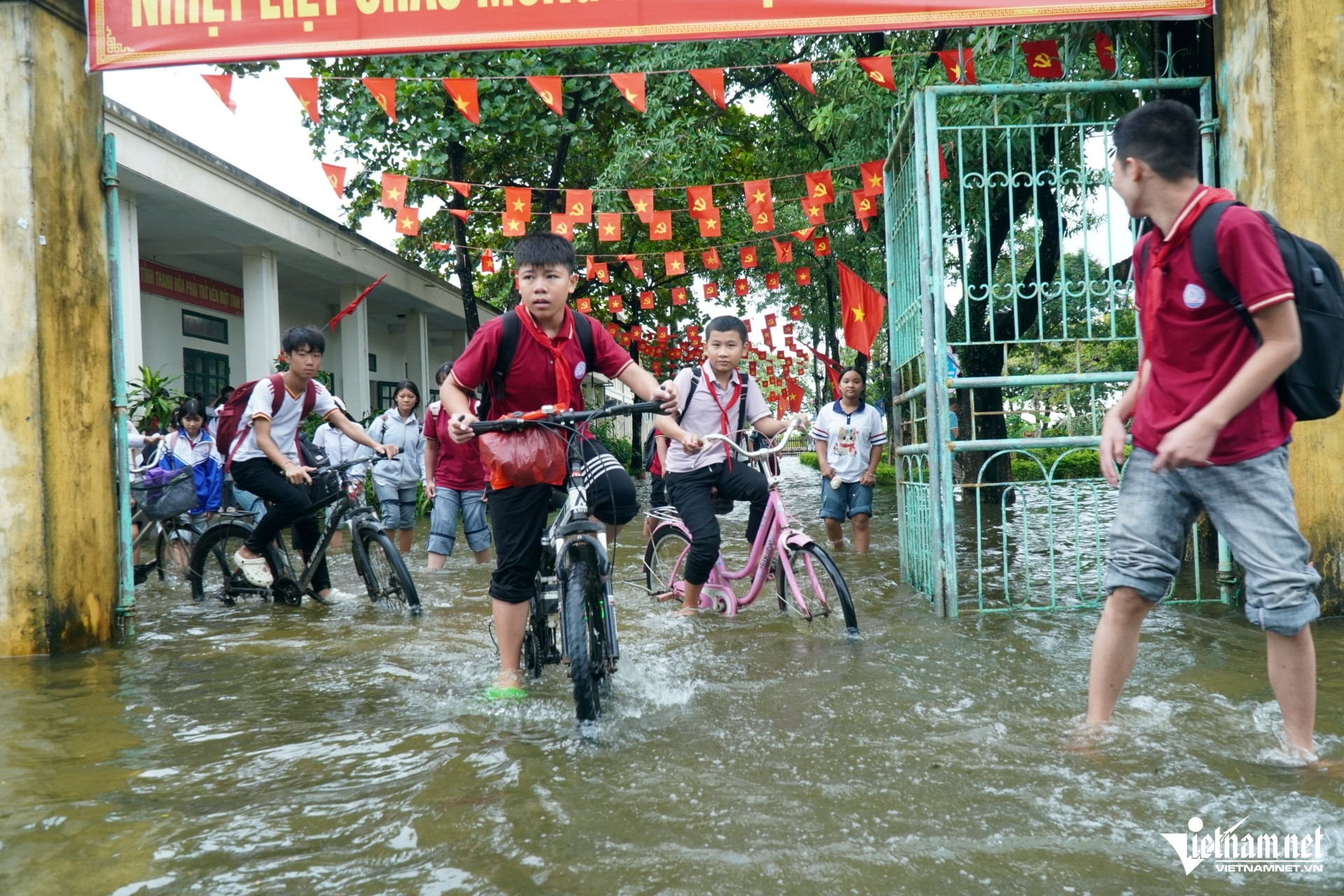 W-b4lội nước tới trường giữa mùa lũ.JPG.jpg