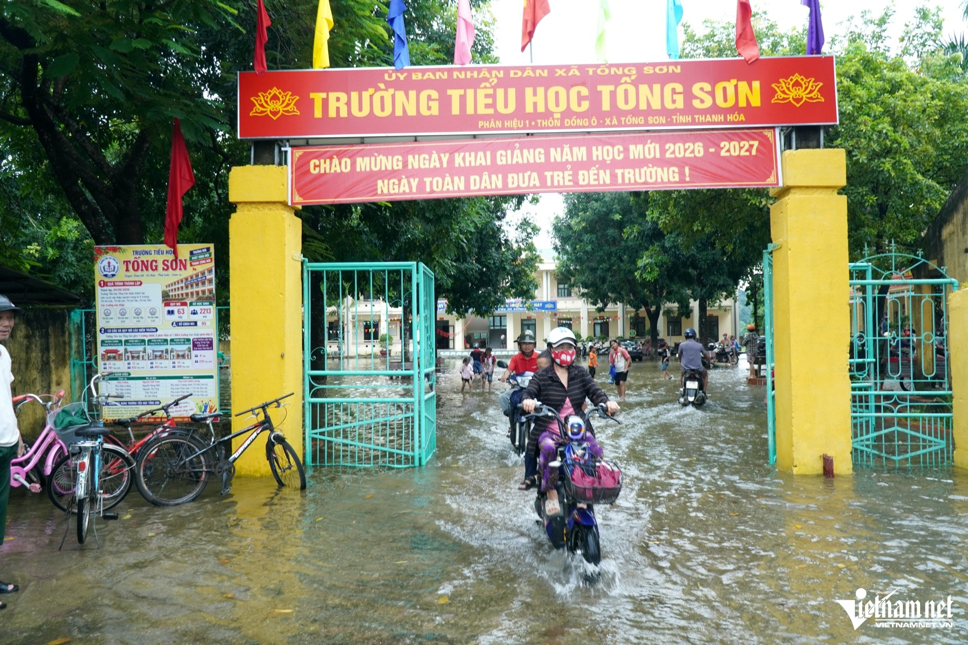 W-b5lội nước tới trường giữa mùa lũ.JPG.jpg