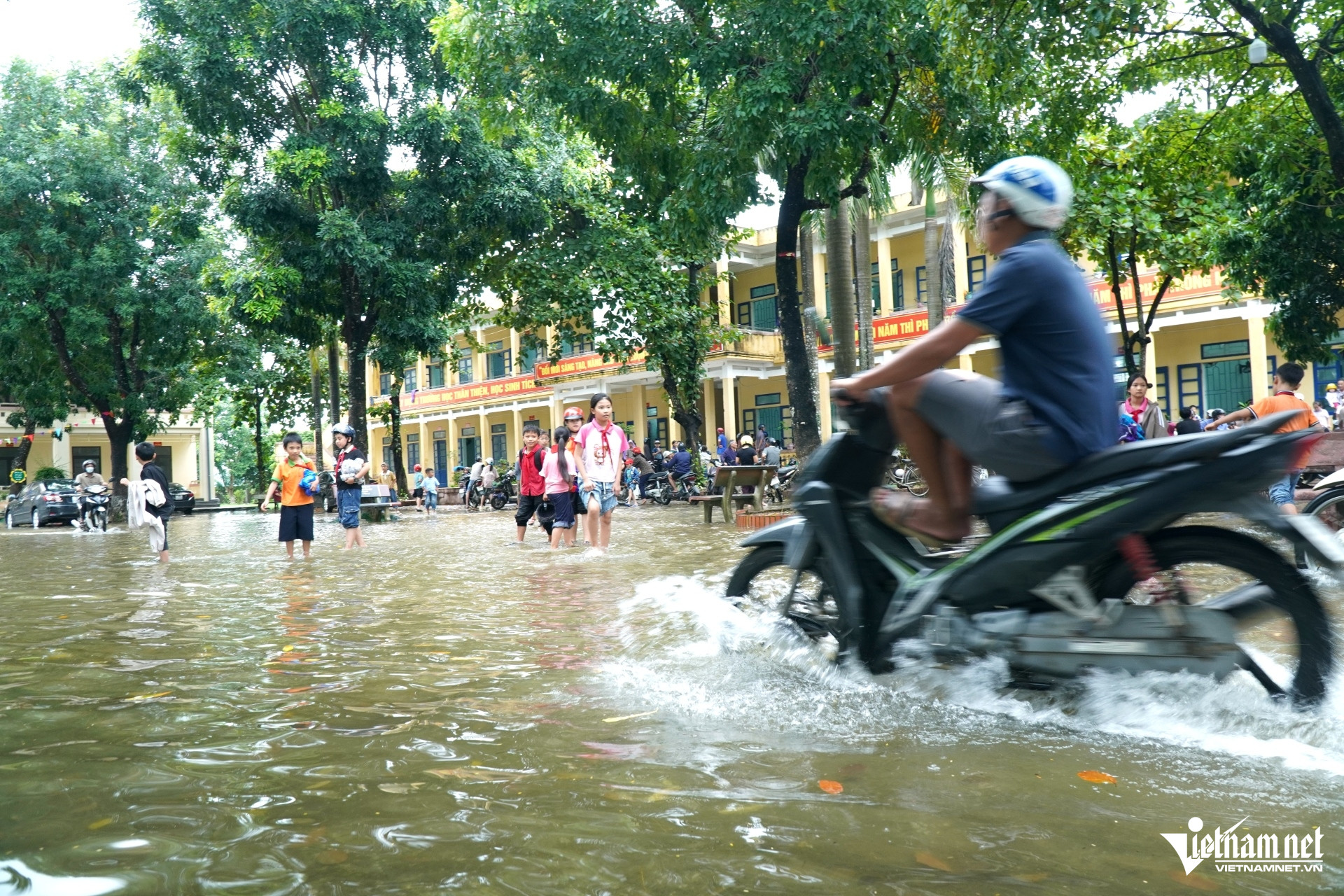 W-b6lội nước tới trường giữa mùa lũ.JPG.jpg