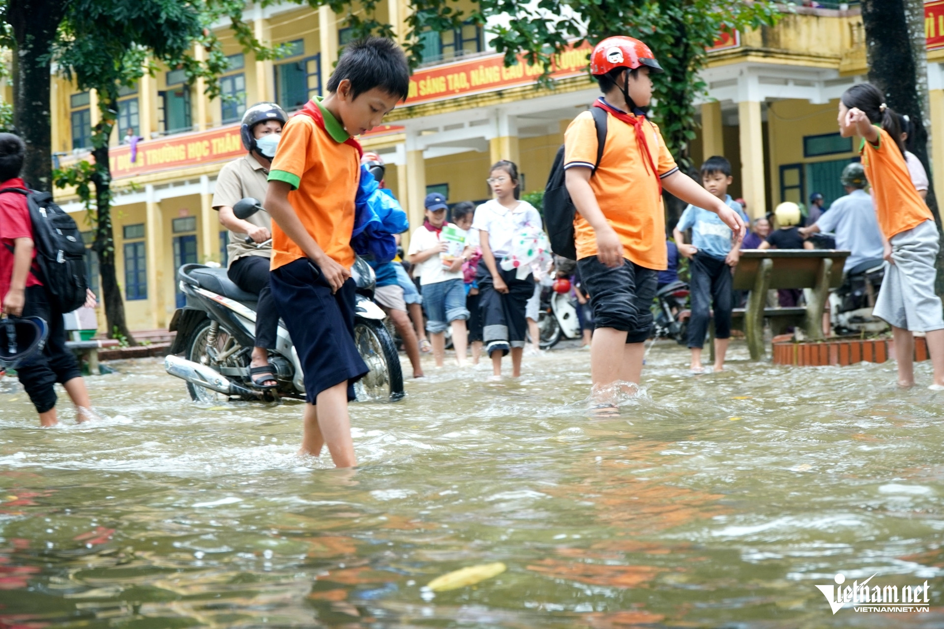 W-b7lội nước tới trường giữa mùa lũ.JPG.jpg