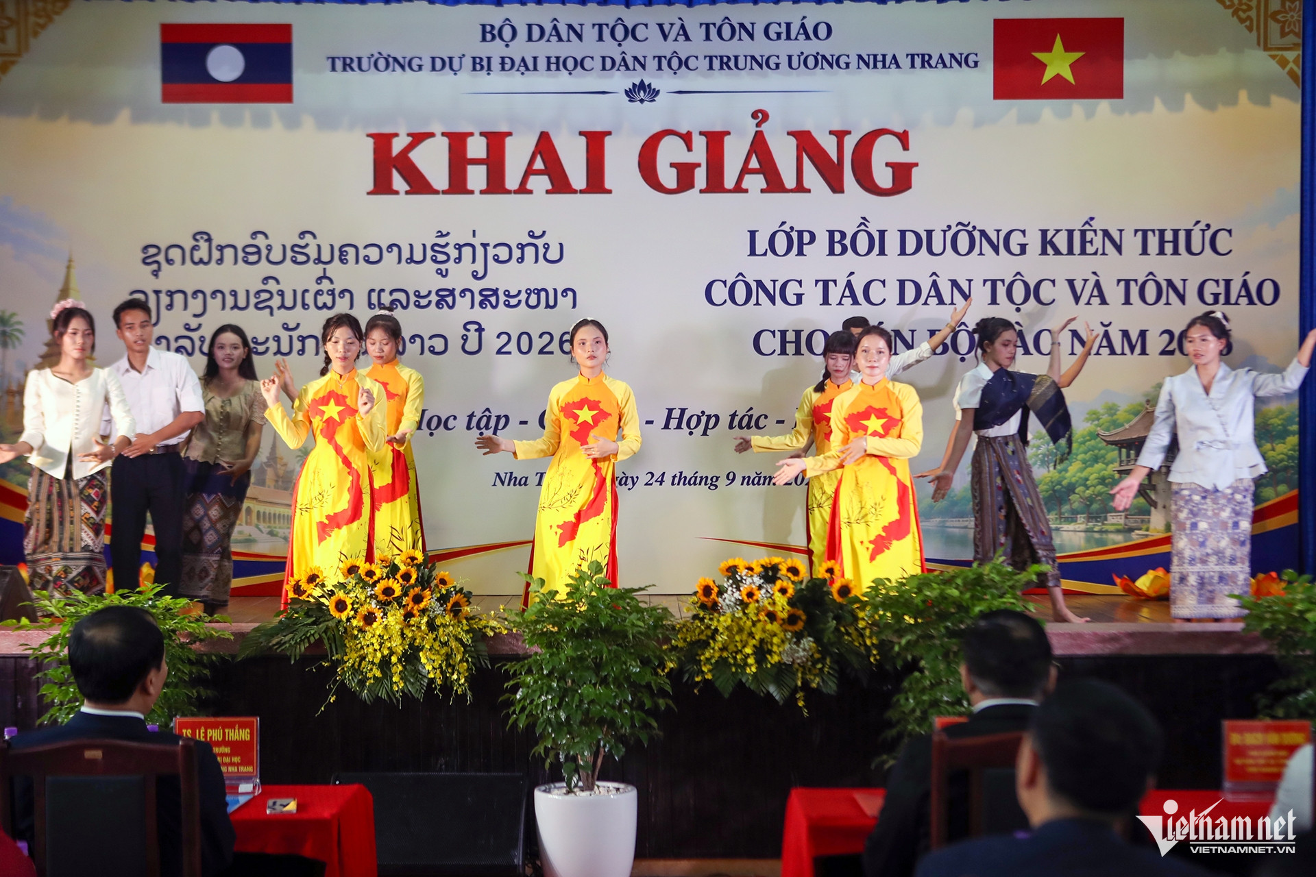 https://static-images.vnncdn.net/vps_images_publish/000001/000003/2026/9/24/w-khai-giang-5-3835.jpg