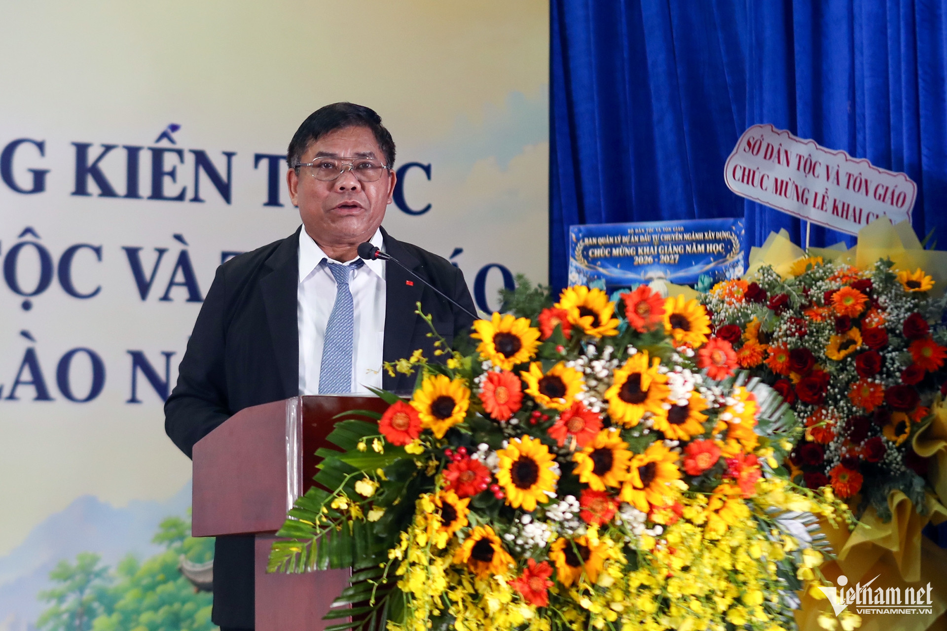 W-Thu truong Y Thông.jpg