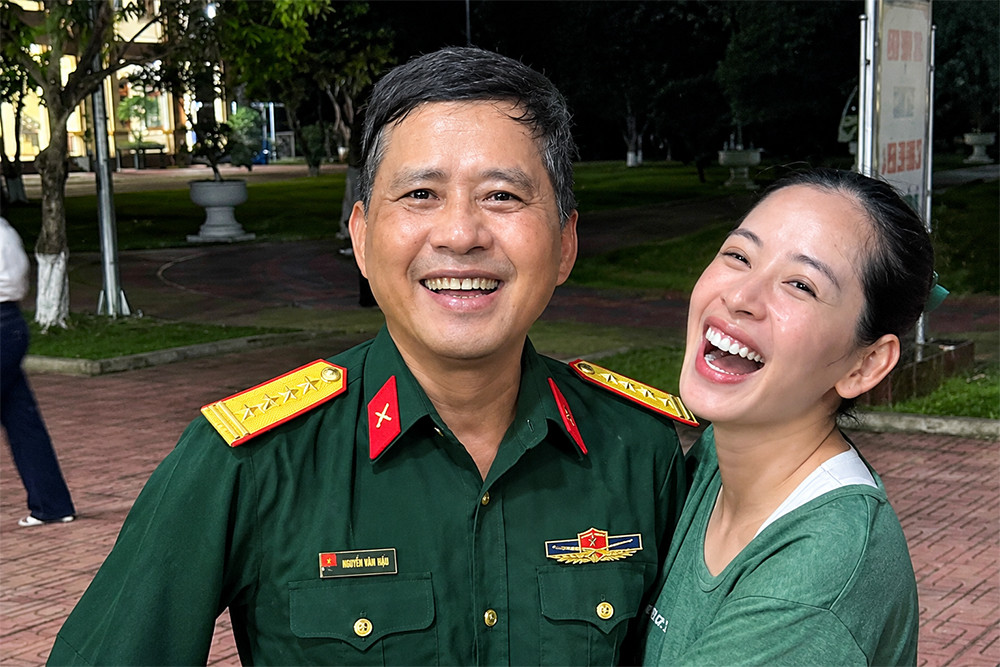 Gia thế bất ngờ của 5 sao Việt: Chi Pu có 3 người thân mang quân hàm đại tá