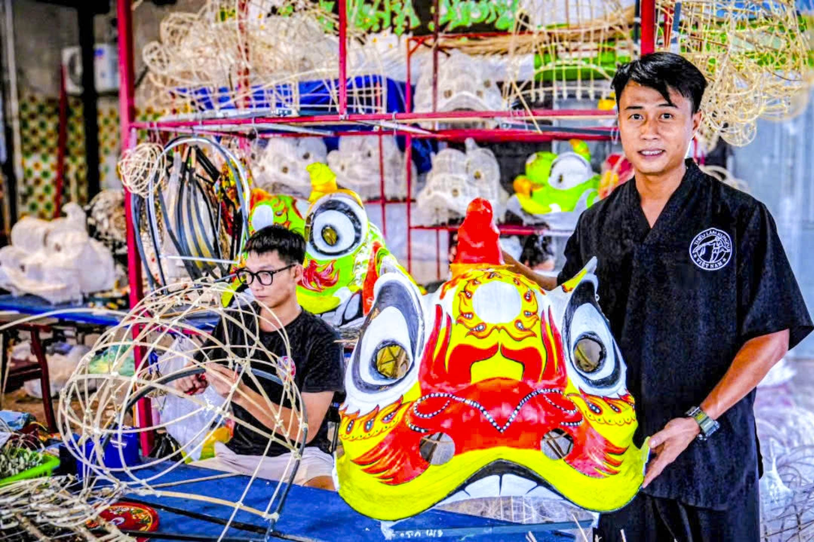 8X hơn 14 năm thổi hồn vào những chiếc đầu lân ở Thái Nguyên