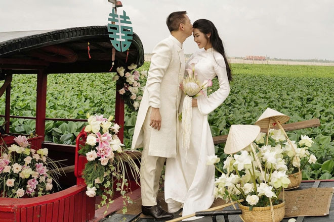 Chú rể 51 tuổi từ Pháp về Việt Nam cưới vợ, đem thuyền hoa đi rước dâu