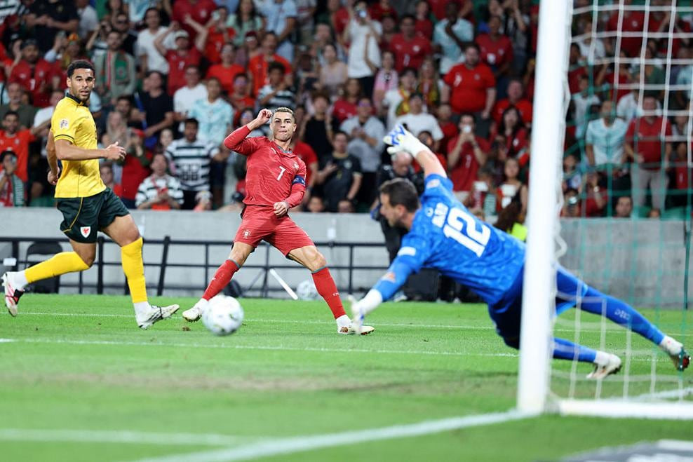 editorial_uefa_com fbl eur nations por wal (2).jpg