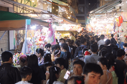 Giới trẻ hóa 'nàng thơ' chen chân check-in không khí Trung thu ở TPHCM