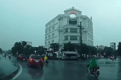 Người phụ nữ bị sét đánh trúng khi đang đi xe máy