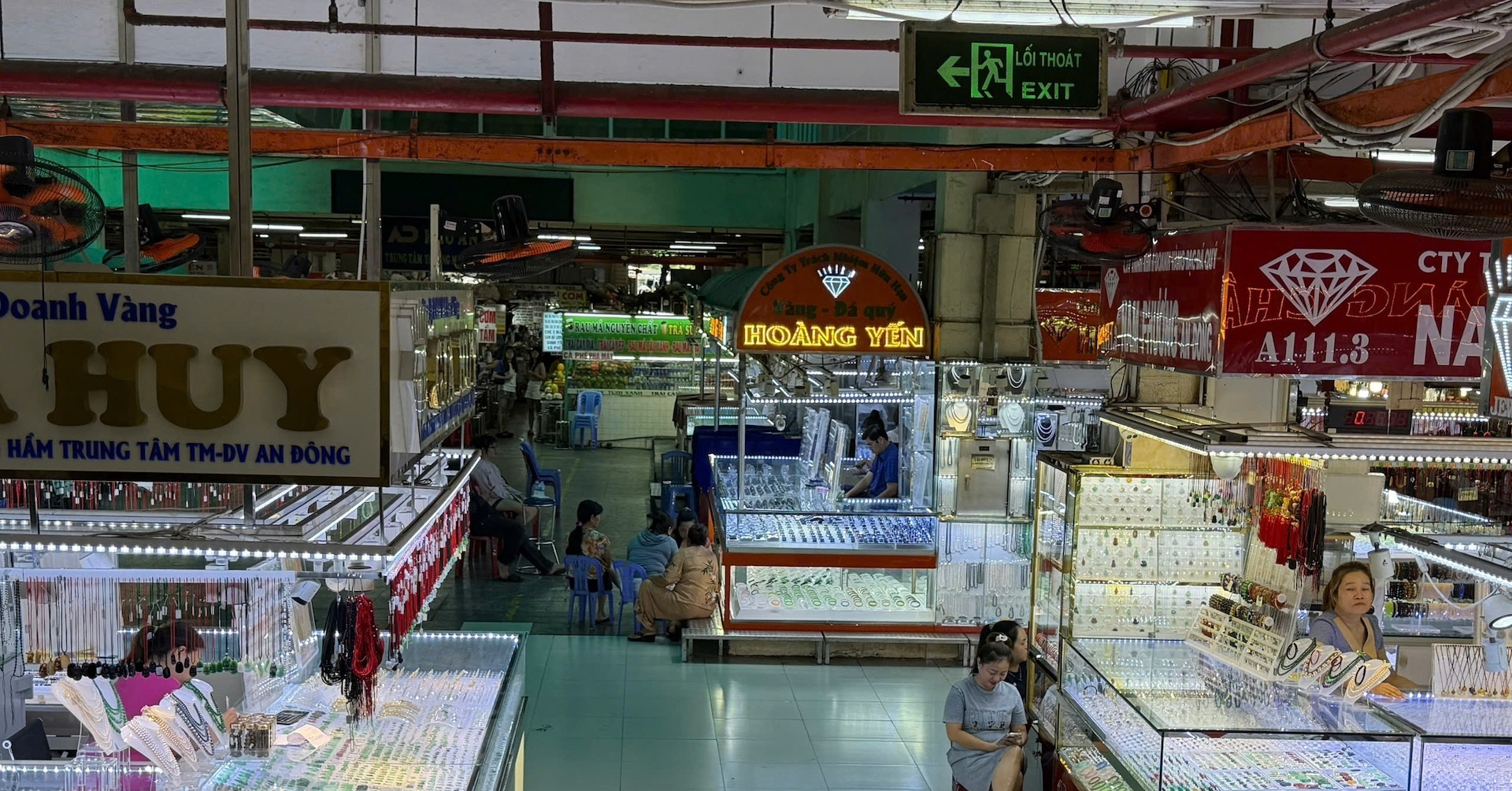 Nhiều cửa hàng kim cương mở cửa trở lại, có nơi hẹn thanh toán đến cuối 2027