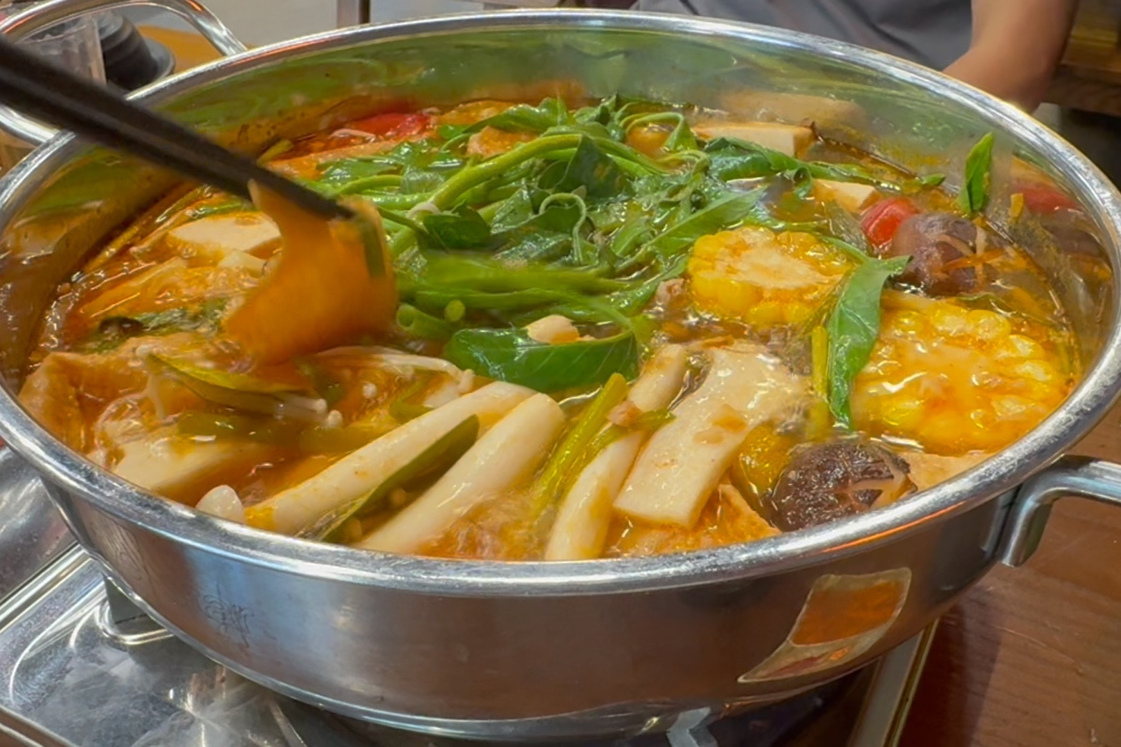 Quán lẩu từng kín bàn, ông chủ vẫn lỗ 400 triệu đồng, phải đóng cửa