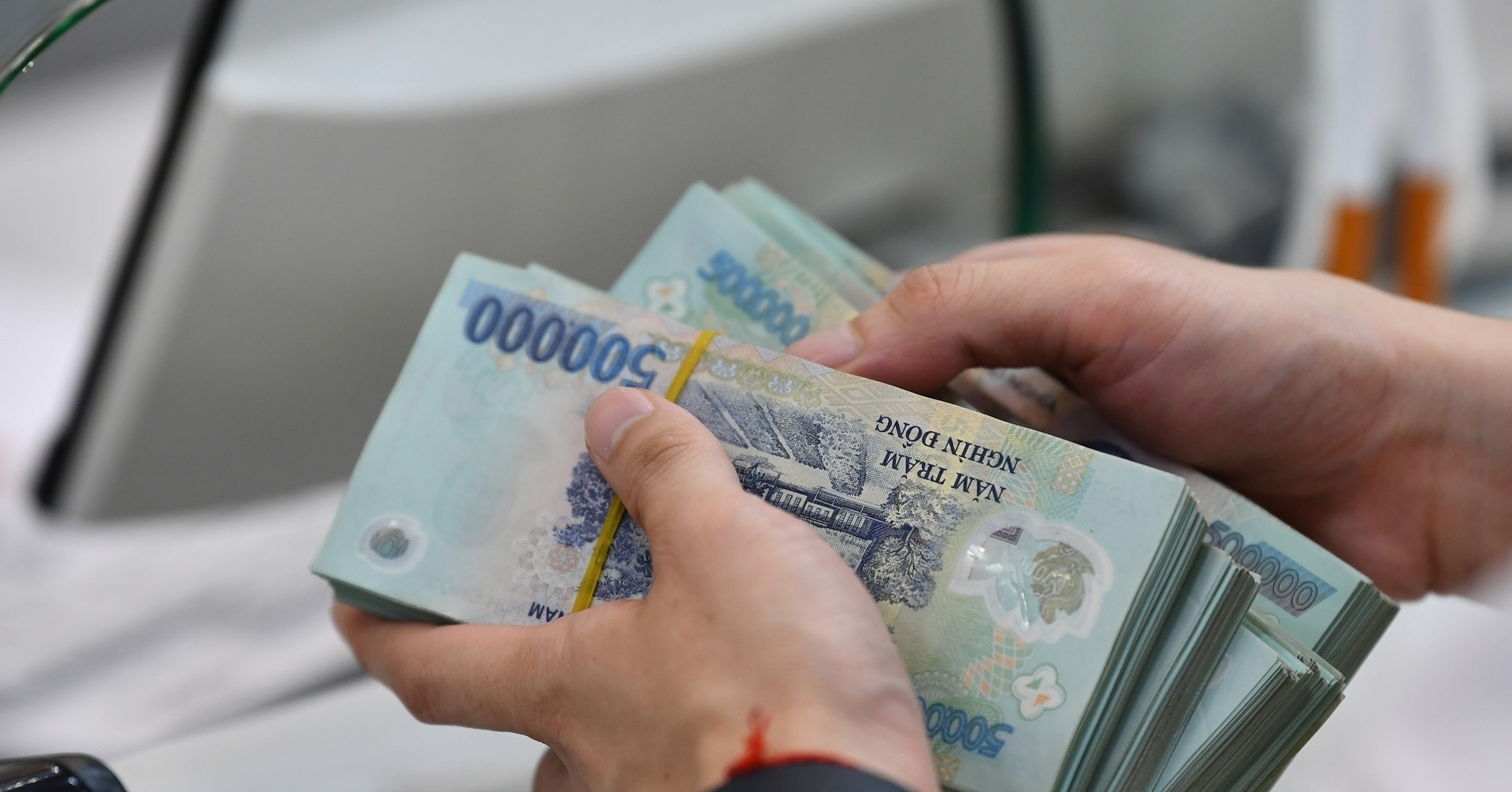 Sang làm cho đối tác sau khi nghỉ việc, nhân viên bị công ty cũ đòi bồi thường 251 triệu