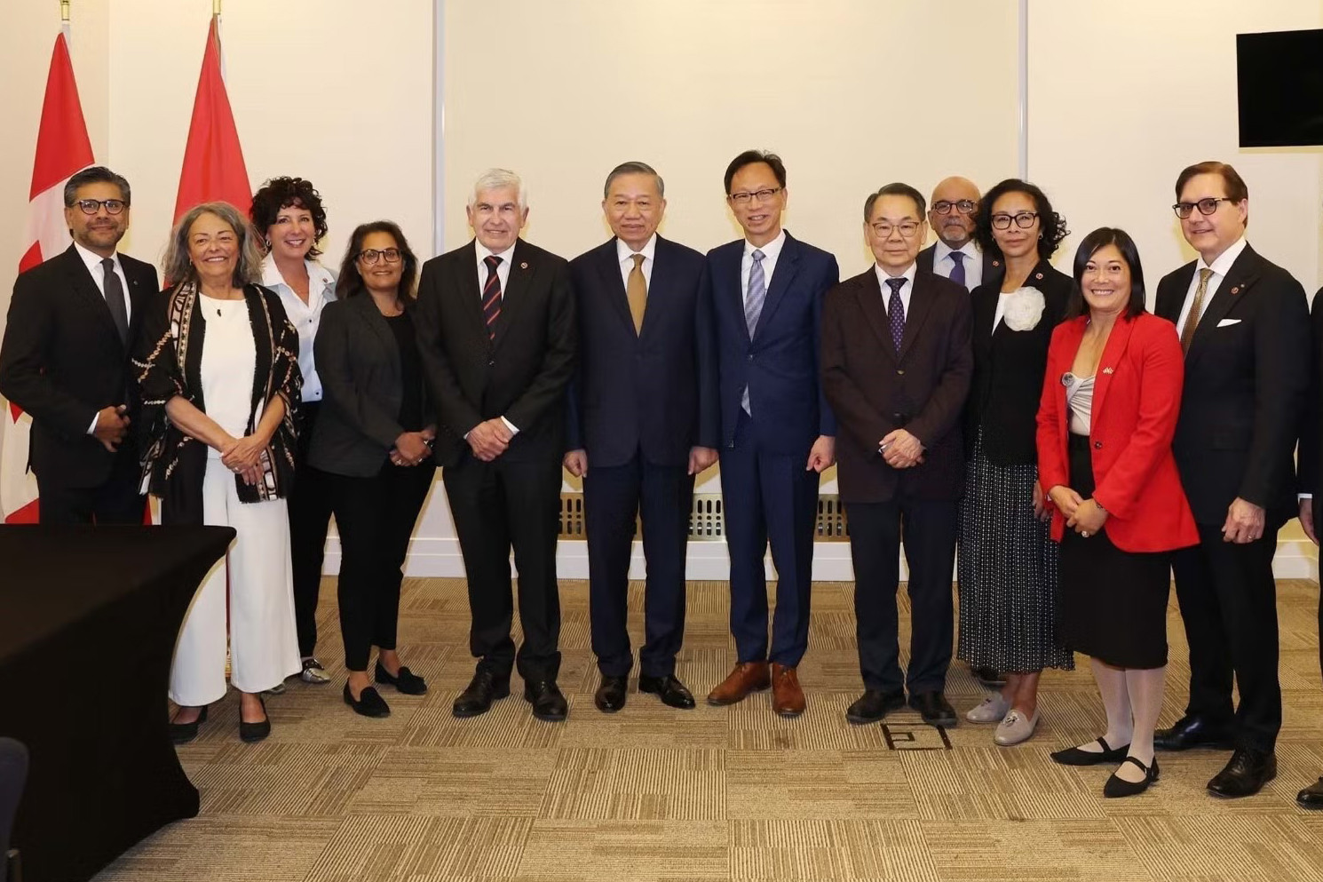 Tổng Bí thư, Chủ tịch nước Tô Lâm với Nhóm Nghị sĩ hữu nghị Canada-Việt Nam. Ảnh: TTXVN