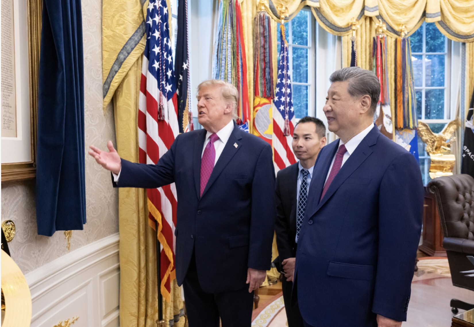 Tổng thống Mỹ Donald Trump giới thiệu với Chủ tịch Trung Quốc Tập Cận Bình bản sao Tuyên ngôn Độc lập. Ảnh: Tân Hoa xã