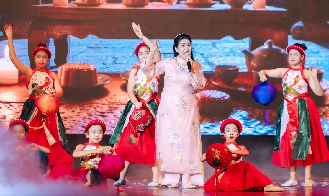 NSND Thanh Ngoan tuổi 60 'quẩy' tưng bừng, Vân Dung đại náo 'Trẩy hội trăng rằm'