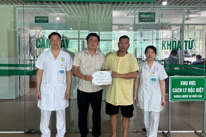 Trao hơn 310 triệu đồng của bạn đọc giúp bé Sùng Trọng Nhân bị bỏng