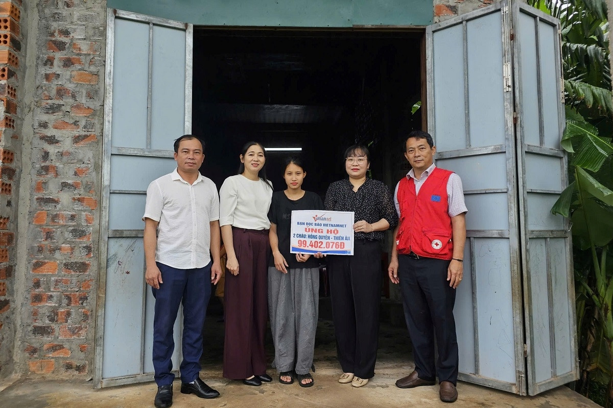 Trao hơn 99 triệu đồng đến 2 cháu bé ở Quảng Trị mắc bệnh mắt bẩm sinh