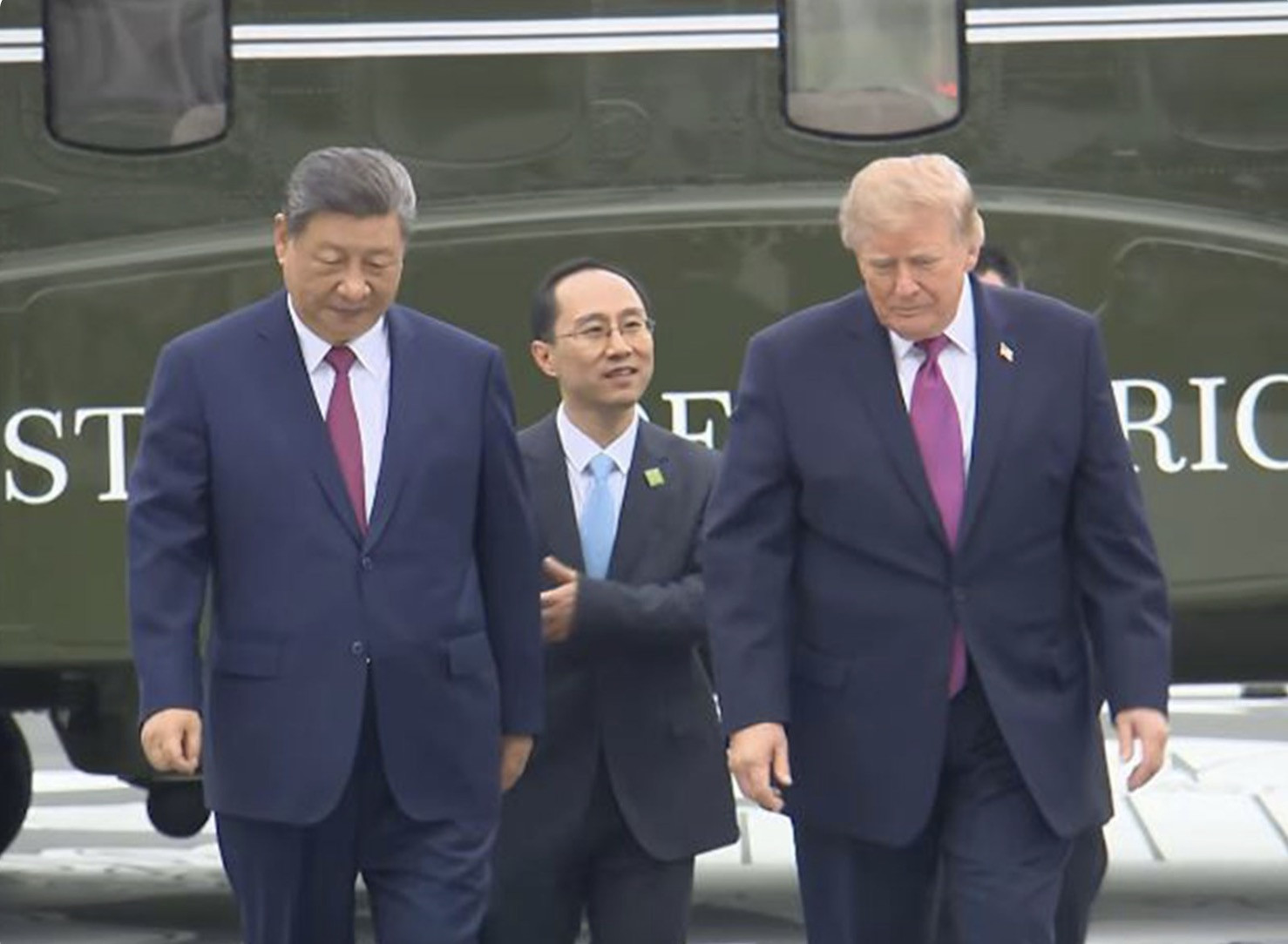 Ông Trump mời ông Tập tham quan trực thăng Marine 1, tặng tượng đại bàng